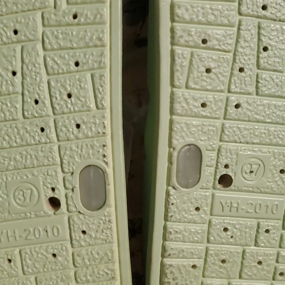 BNWT:  Green Rubber Sandals - Picture 6 of 6